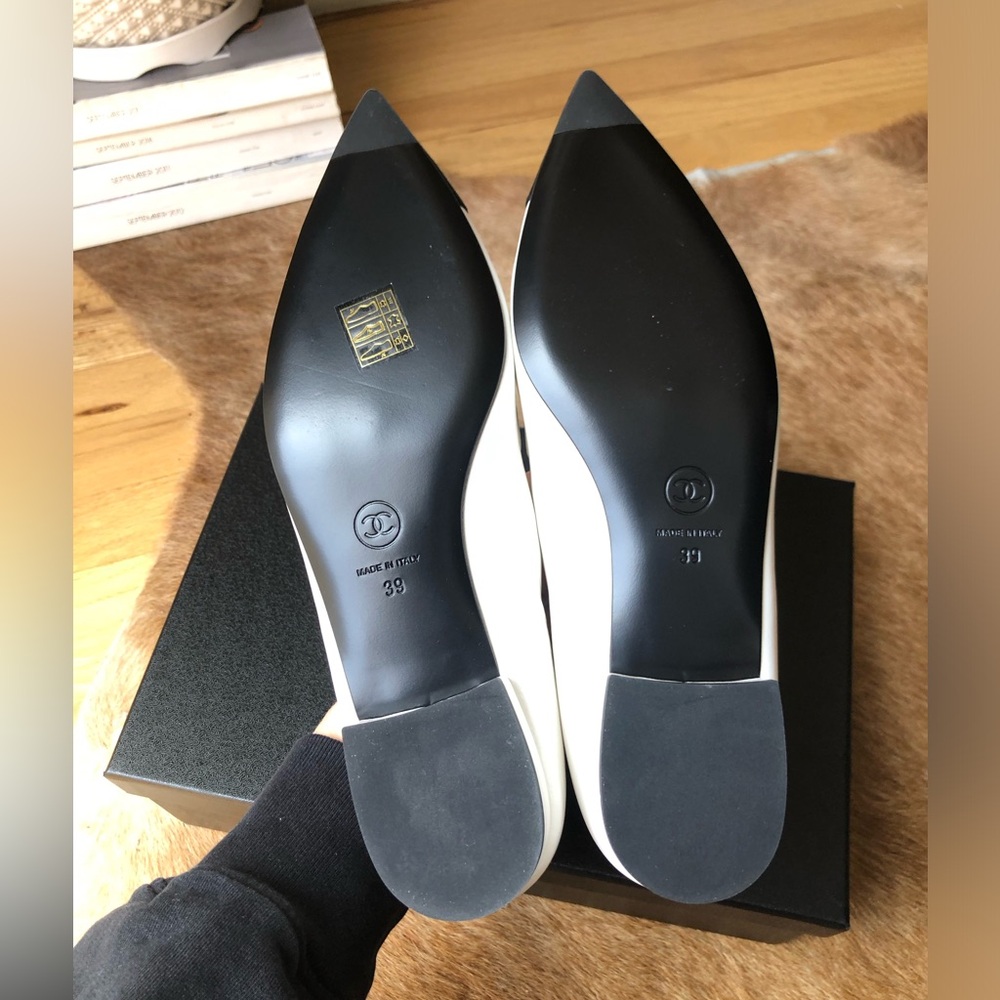 Chanel White and Black Point-Toe Mary Jane Flats G45763 size 39 NIB $1200 - Picture 6 of 10